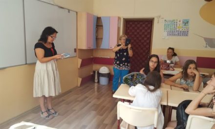 Elevii Școlii „Gheorghe Țițeica” s-au întâlnit cu jurnalista Iulia Badea- Guéritée. Lansarea cărții bilingve „Povești de adormit prințesele”