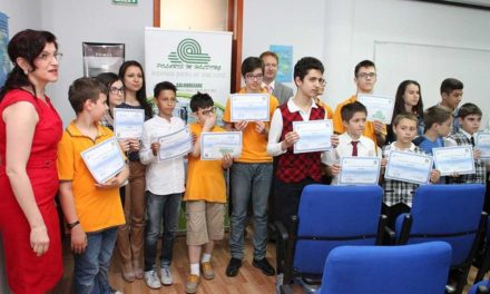 Sute de elevi curajoși se confruntă cu prima etapă a concursului de matematică TOMIS